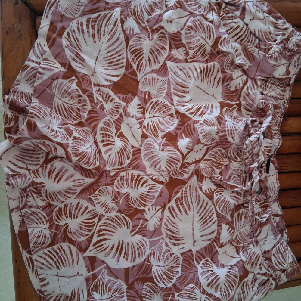 Tahari Pink and White Leaf Print Women Shorts